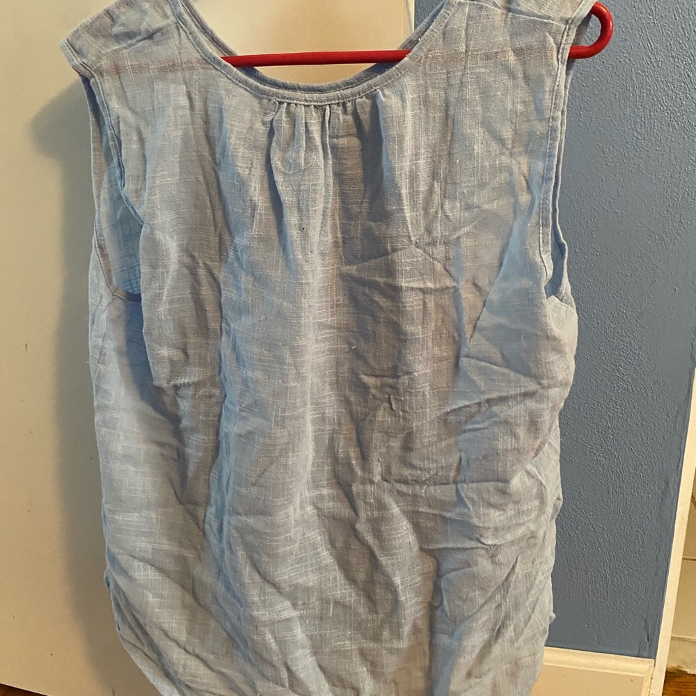 Sleeveless shirt